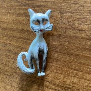 Vintage 1960’s cat pin.  White & grey.
